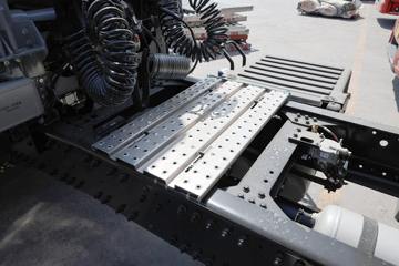 �ൺ��� ӥ; ����� 580���� 6X4 LNG�Զ���ǣ����(Һ��)ͼƬ