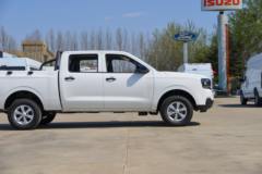 江铃 宝典 2025款 2.5T柴油 160马力 手动两驱 长轴平底箱双排皮卡