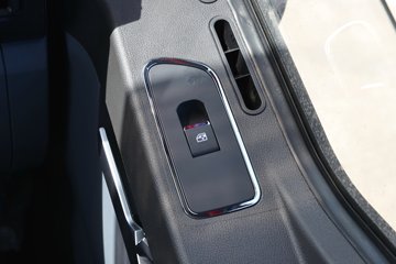 ��������Q300Max 8.5L���� 400���� 4X2 ��ʿ��12�� ǣ����ͼƬ