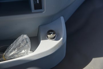 ��������Q300Max 8.5L���� 400���� 4X2 ��ʿ��12�� ǣ����ͼƬ