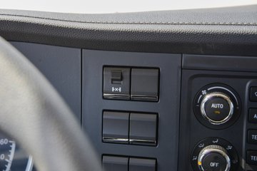 ��������Q300Max 8.5L���� 400���� 4X2 ��ʿ��12�� ǣ����ͼƬ