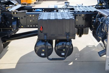 ��������Q300Max 8.5L���� 400���� 4X2 ��ʿ��12�� ǣ����ͼƬ