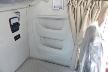 �������ó� �Ӱ�S700 14.5L���� 680���� 6X4 Ӯ��12�� AMT�Զ��� ǣ����ͼƬ