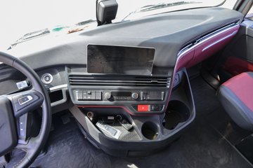 �������ó� �Ӱ�S700 14.5L���� 680���� 6X4 Ӯ��12�� AMT�Զ��� ǣ����ͼƬ