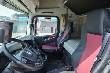 �������ó� �Ӱ�S700 14.5L���� 680���� 6X4 Ӯ��12�� AMT�Զ��� ǣ����ͼƬ