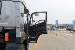 青岛解放 JK6中卡 240马力 4X2 5.2米仓栅式载货车