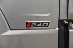 青岛解放 JK6中卡 240马力 4X2 6.8米厢式载货车