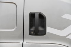 青岛解放 JK6中卡 240马力 4X2 6.8米厢式载货车
