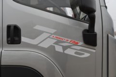 青岛解放 JK6中卡 240马力 4X2 6.8米厢式载货车