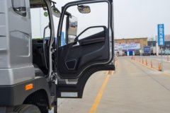 青岛解放 JK6中卡 240马力 4X2 6.8米厢式载货车