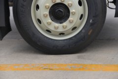 青岛解放 JK6中卡 240马力 4X2 6.8米厢式载货车