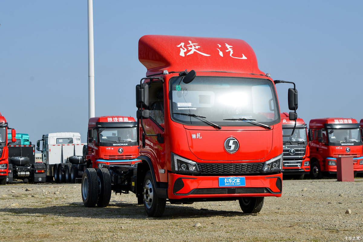 陕汽商用车德龙G200 2.5L柴油 180马力 法士特10档 4.2米单排厢式轻卡