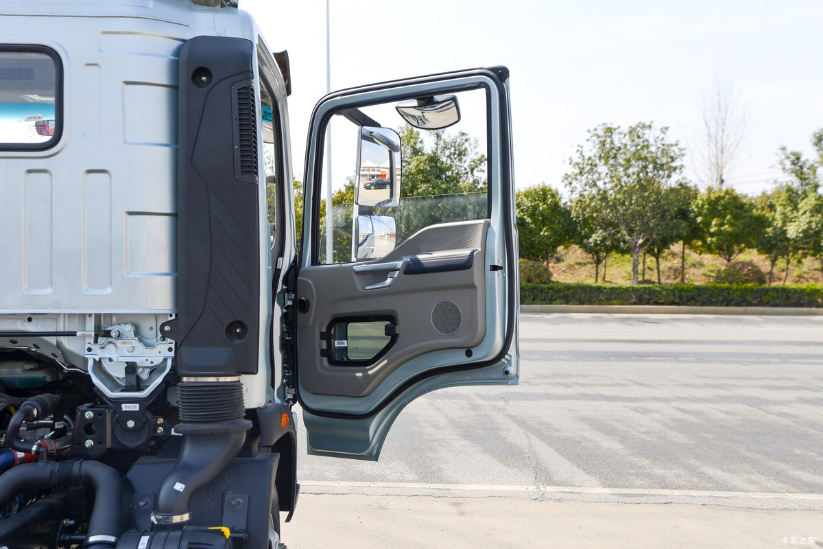 ����HOWOͳ˧PRO 2.5L���� 180���� ������8�� 4.15�׵�����ʽ�Ῠ��ʻ��                                               