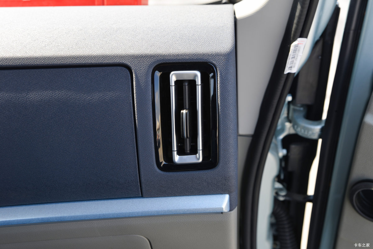 ����HOWOͳ˧PRO 2.5L���� 180���� ������8�� 4.15�׵�����ʽ�Ῠ��ʻ��                                               