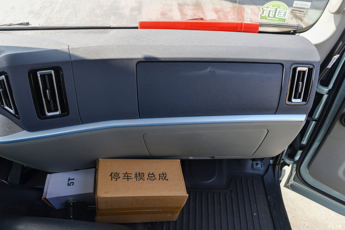 ����HOWOͳ˧PRO 2.5L���� 180���� ������8�� 4.15�׵�����ʽ�Ῠ��ʻ��                                               