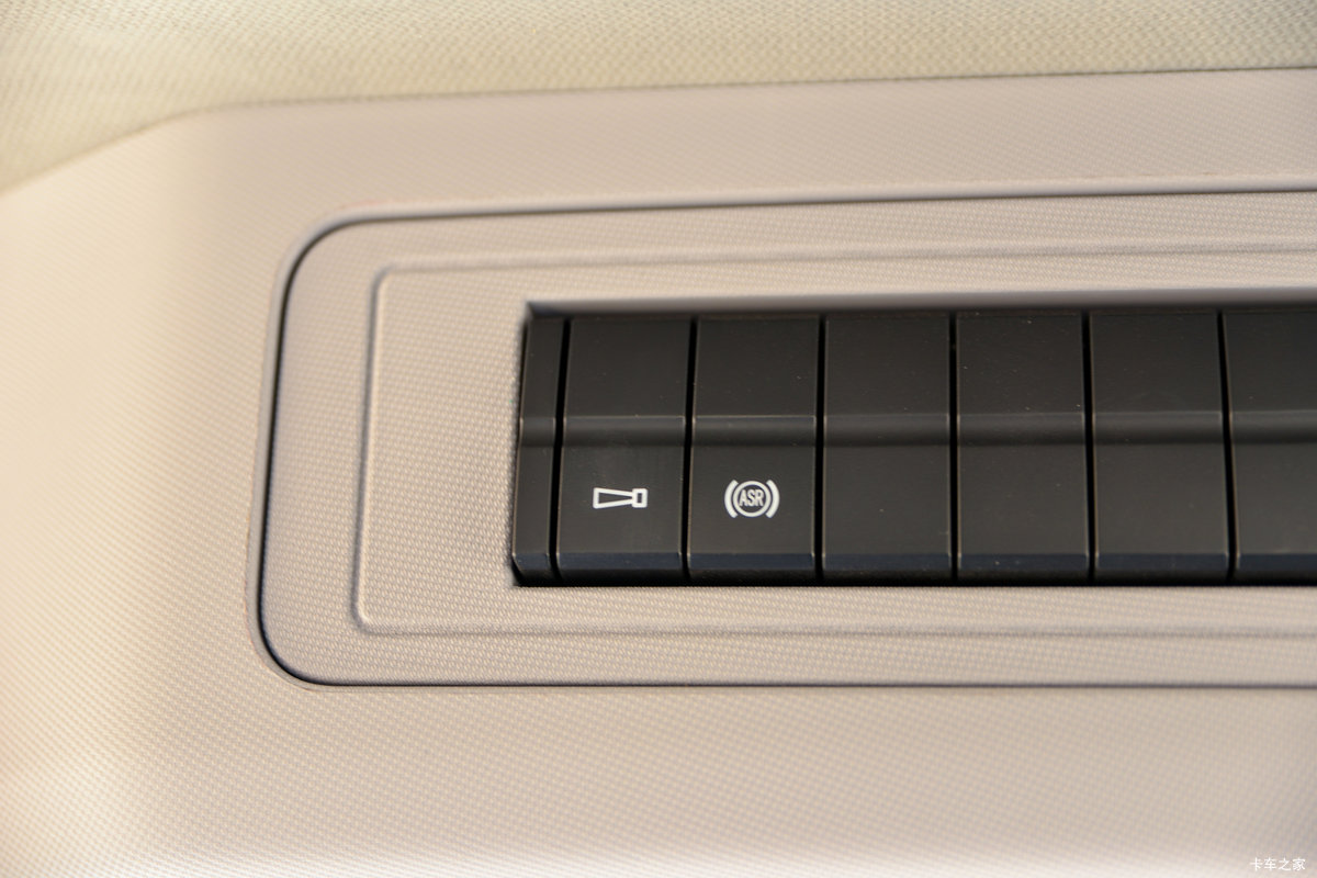 ����HOWOͳ˧PRO 2.5L���� 180���� ������8�� 4.15�׵�����ʽ�Ῠ��ʻ��                                               