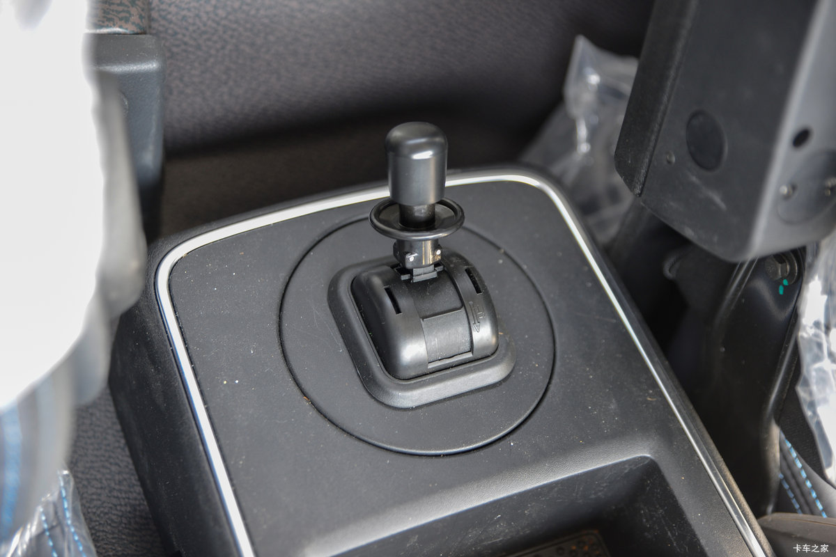 ����HOWOͳ˧PRO 2.5L���� 180���� ������8�� 4.15�׵�����ʽ�Ῠ��ʻ��                                               