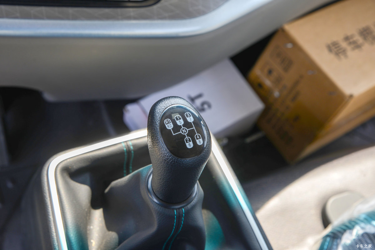 ����HOWOͳ˧PRO 2.5L���� 180���� ������8�� 4.15�׵�����ʽ�Ῠ��ʻ��                                               