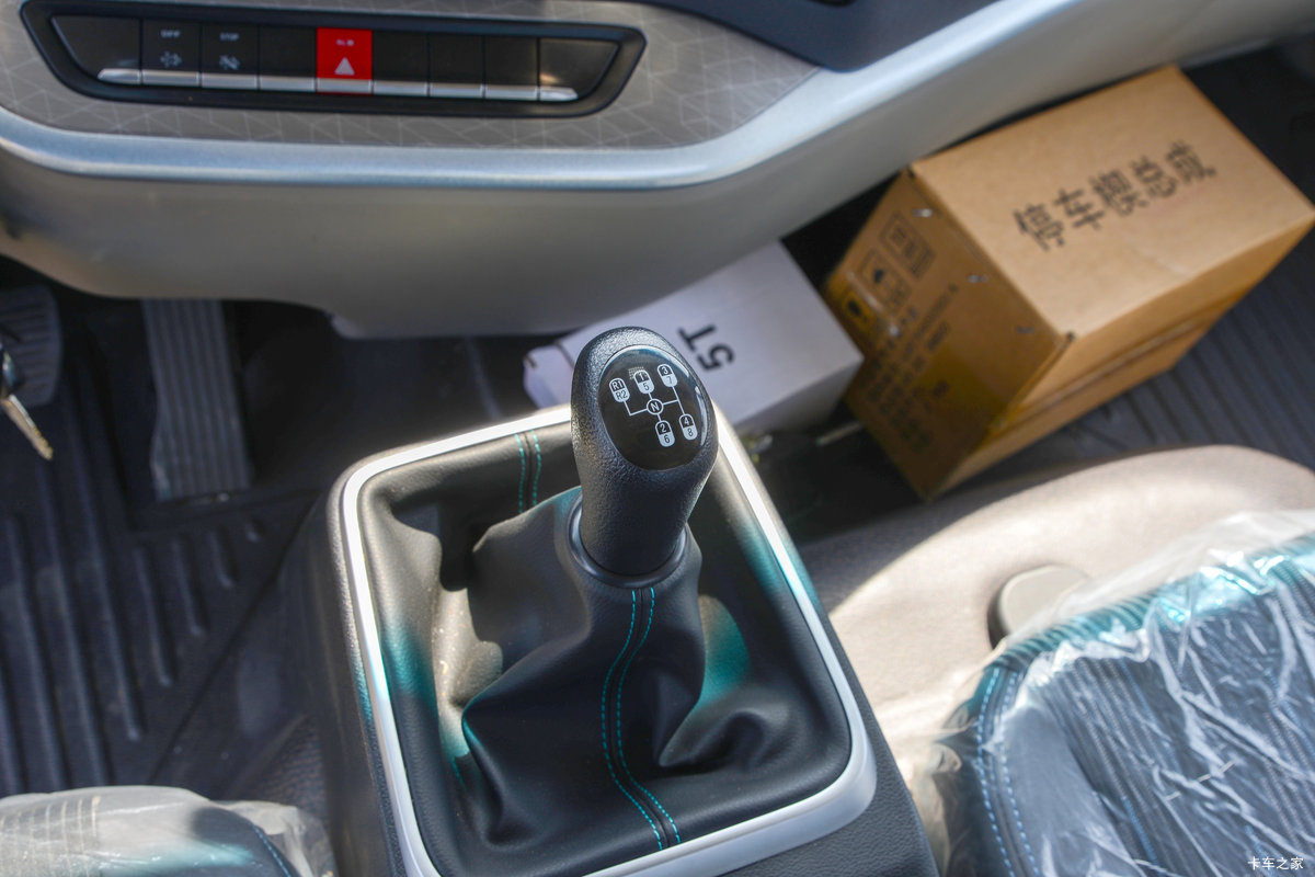 ����HOWOͳ˧PRO 2.5L���� 180���� ������8�� 4.15�׵�����ʽ�Ῠ��ʻ��                                               