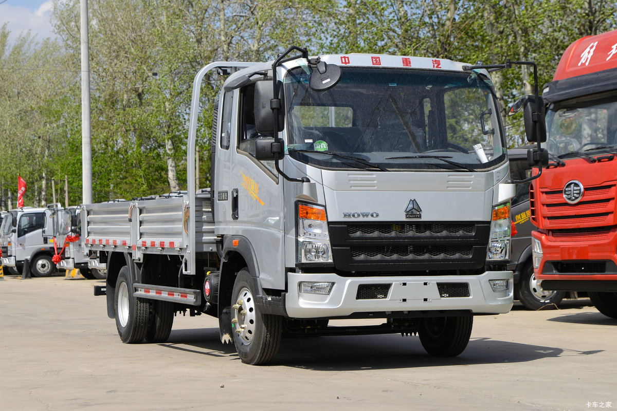 中国重汽HOWO 悍将M 145马力 3.85米排半栏板轻卡(万里扬8档)