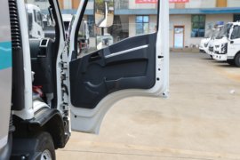 勇士M1&nbsp;垃圾运输车驾驶室图片