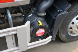 勇士M1&nbsp;垃圾运输车底盘图片