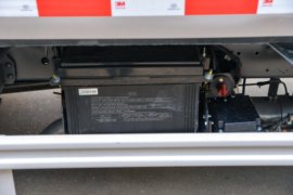 勇士M1&nbsp;垃圾运输车底盘图片