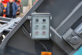 飞碟金牛&nbsp;垃圾运输车上装图片