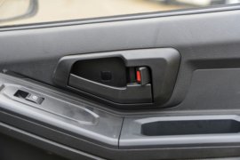 飞碟EF3&nbsp;电动垃圾车驾驶室图片