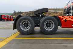 东风商用车 天龙旗舰KX 嵘耀版 570马力 6X4 LNG自动档牵引车(液缓)