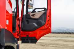 东风商用车 天锦KR PLUS 340马力 6X2 6.8米仓栅式载货车(高顶双卧)