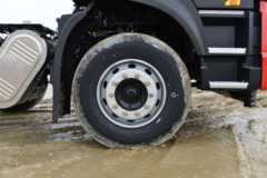 东风商用车 天锦KR PLUS 340马力 6X2 6.8米仓栅式载货车(高顶双卧)