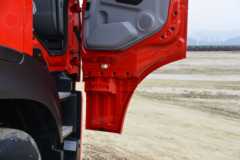 东风商用车 天龙KL 290马力 6X2 9.6米翼开启厢式载货车(高顶)