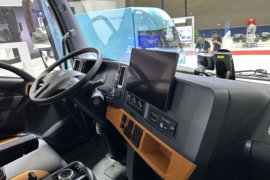 铃界&nbsp;电动牵引车驾驶室图片