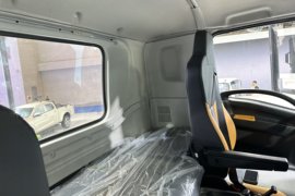 铃界&nbsp;电动牵引车驾驶室图片