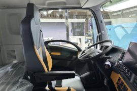 铃界&nbsp;电动牵引车驾驶室图片