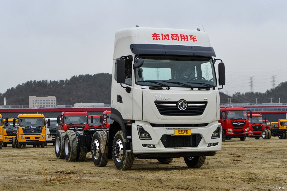 东风天龙KL 10.8L柴油 490马力 8X4 东风12档 AMT自动档 9.6米厢式载货车