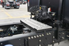 东风天龙KL 6X4 纯电动牵引车 400kWh