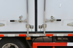 福田奥铃M卡 142马力 4X2 易燃液体厢式运输车(楚飞牌)