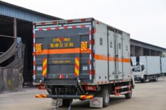 福田奥铃M卡 142马力 4X2 易燃液体厢式运输车(楚飞牌)