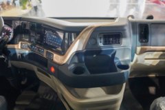 东风柳汽乘龙H7pro 400马力 6X2  AMT自动档 9.6米冷藏车