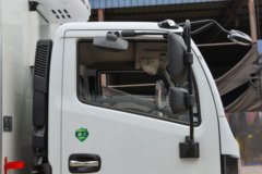 东风多利卡D6 140马力 4X2 4.1米氧化性物品厢式运输车(楚飞牌)