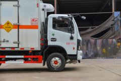 东风多利卡D6 140马力 4X2 4.1米氧化性物品厢式运输车(楚飞牌)