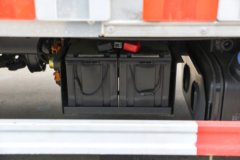 东风多利卡D6 140马力 4X2 4.1米氧化性物品厢式运输车(楚飞牌)