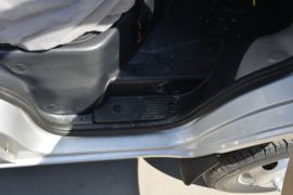 跨越王X1&nbsp;冷藏车驾驶室图片