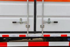 东风多利卡D7 165马力 4X2 5.15米腐蚀性物品厢式运输车(楚飞牌)