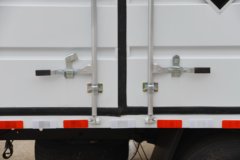 东风多利卡D7 165马力 4X2 5.15米腐蚀性物品厢式运输车(楚飞牌)