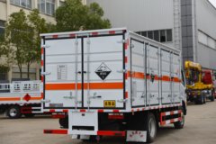 东风多利卡D7 165马力 4X2 5.15米腐蚀性物品厢式运输车(楚飞牌)