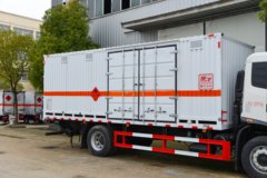 东风天锦KR 210马力 4X2 6.8米易燃液体厢式运输车(楚飞牌)