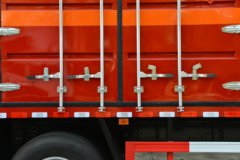 中国重汽汕德卡C5H 350马力 8X4 9.6米易燃液体厢式运输车(楚飞牌) 中国重汽汕德卡C5H 350马力 8X4 9.6米易燃液体厢式运输车(楚飞牌)